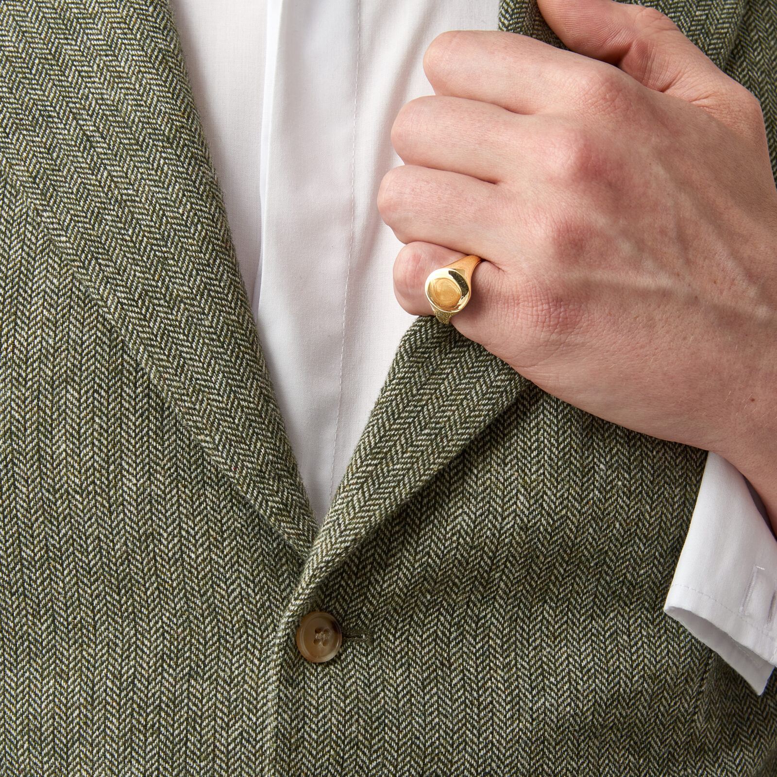 Oval 9ct gold signet ring, medium Saunders Pughe